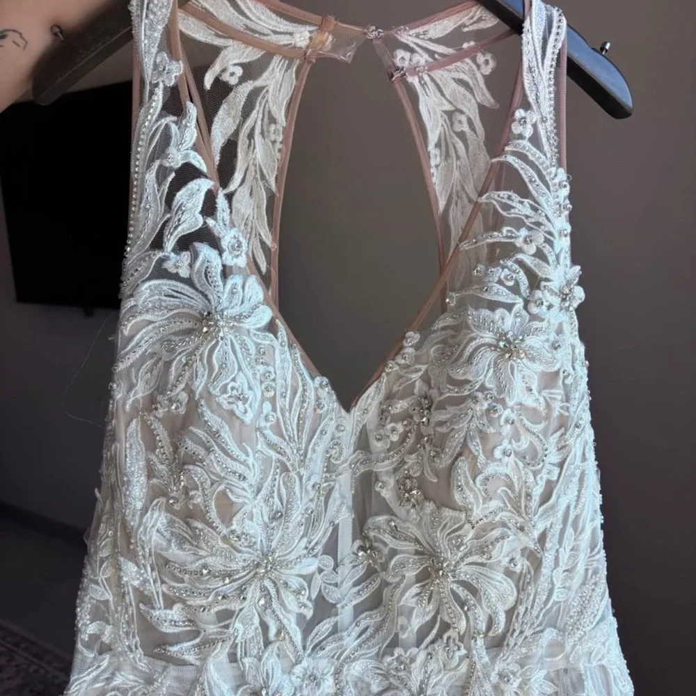 Exquisite Floral Lace Wedding Gown - Picture 4 of 8